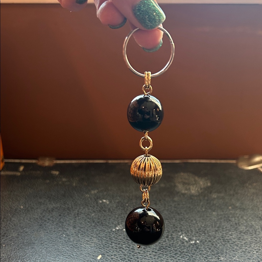 Black and Gold Beaded Keychain - Picture 2 of 8